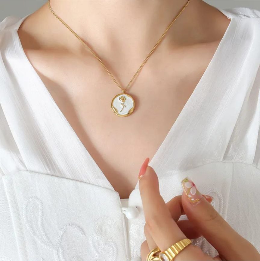 Anti tarnish white rose pendant chain necklace
