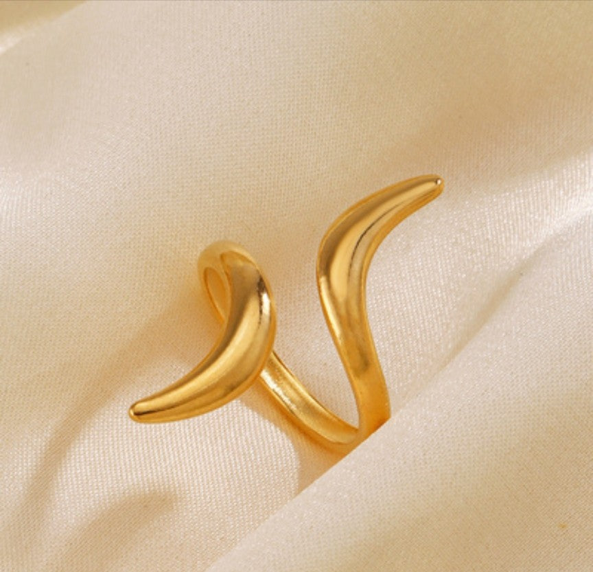 Serpentine Line Ripple Ring