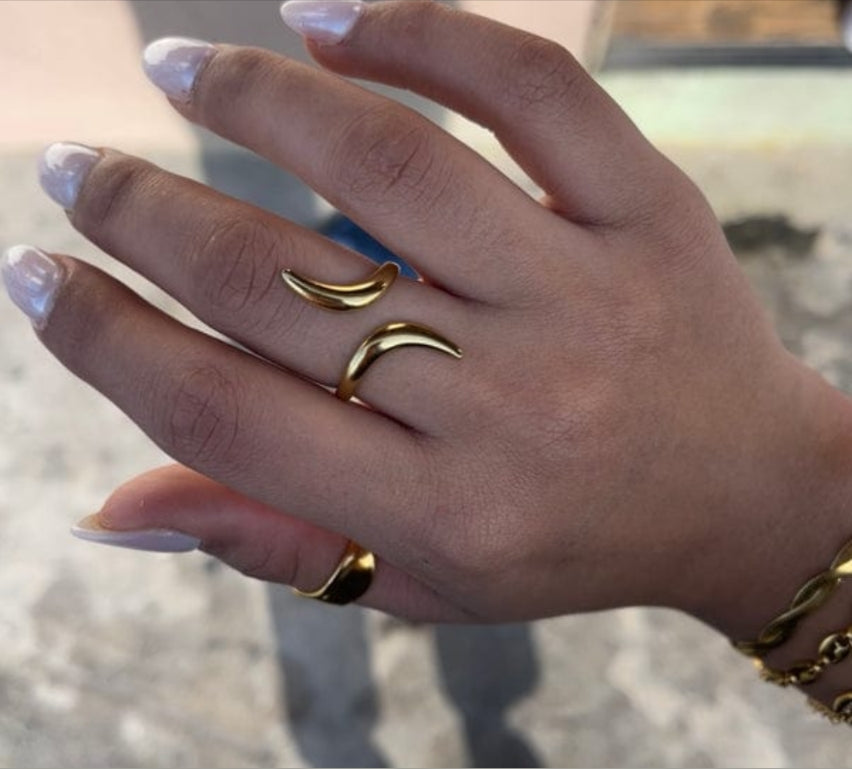 Serpentine Line Ripple Ring