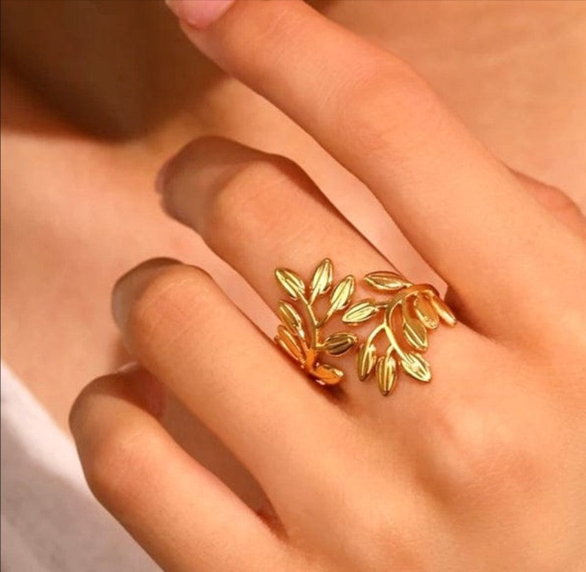 Exaggerated Leaf Ring