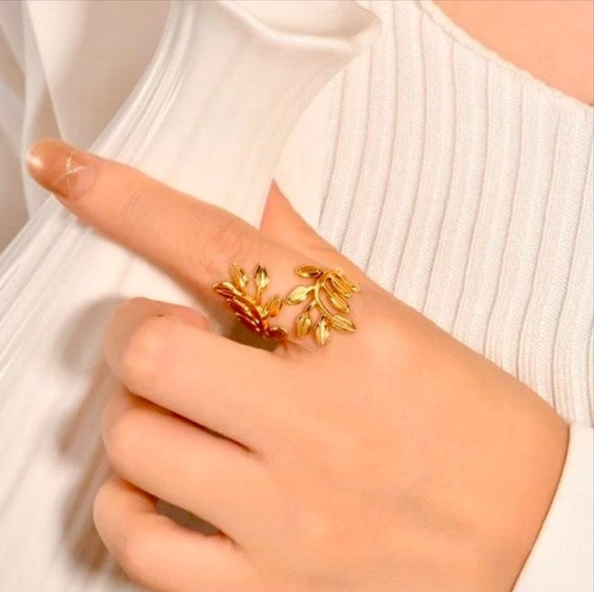 Exaggerated Leaf Ring