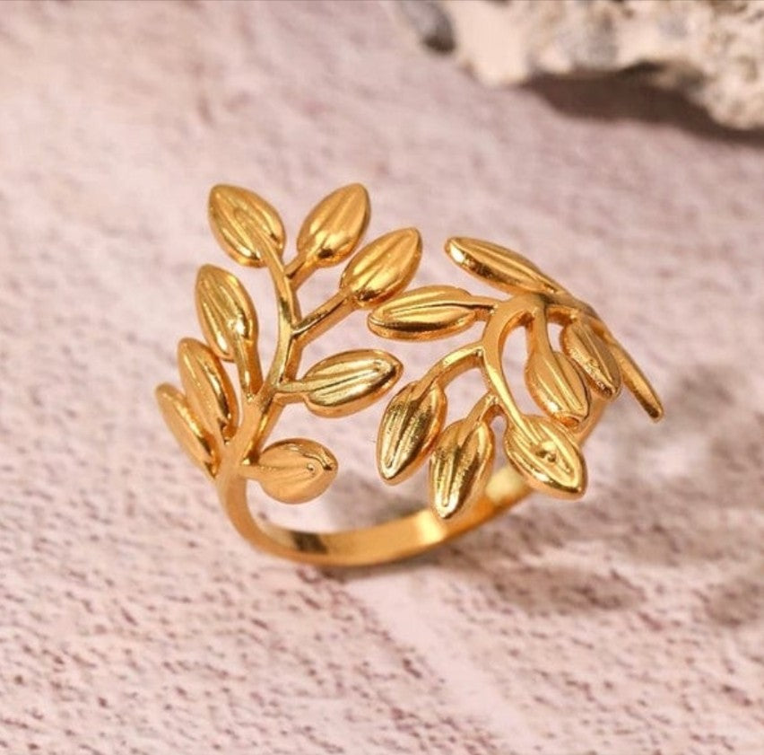 Exaggerated Leaf Ring
