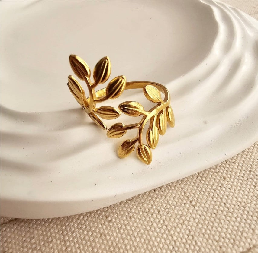 Exaggerated Leaf Ring