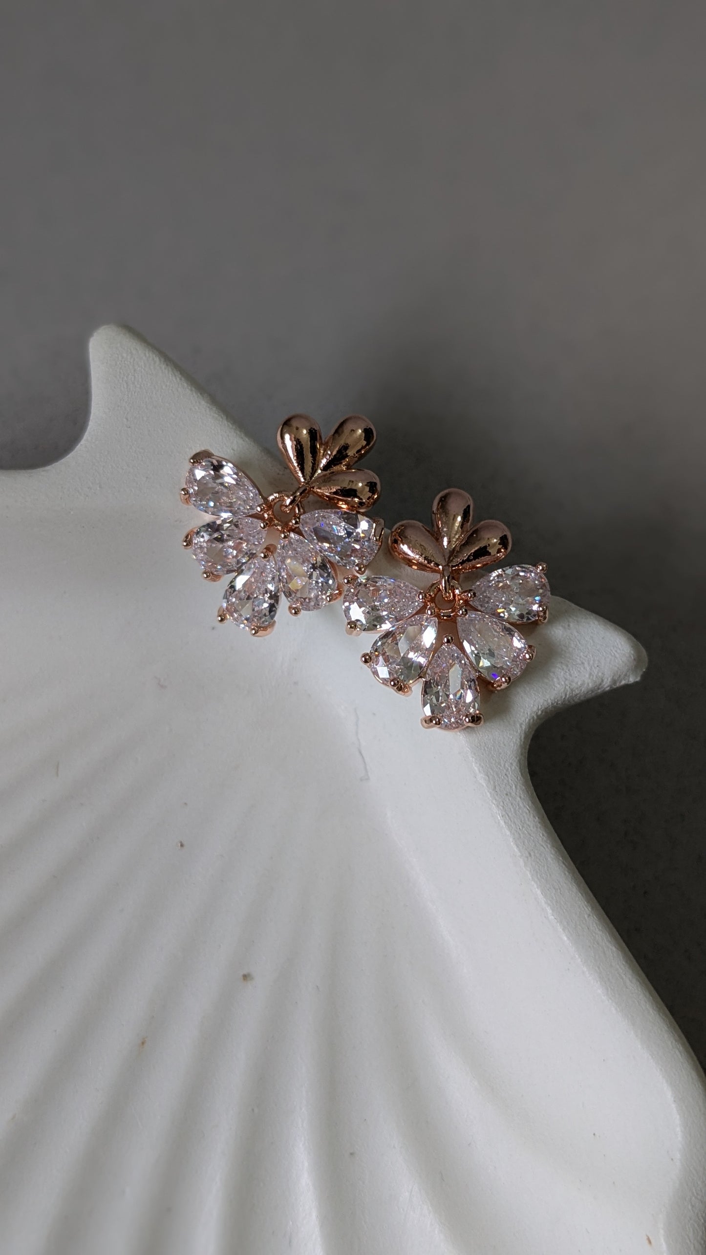 Anti tarnish unique rose gold earing