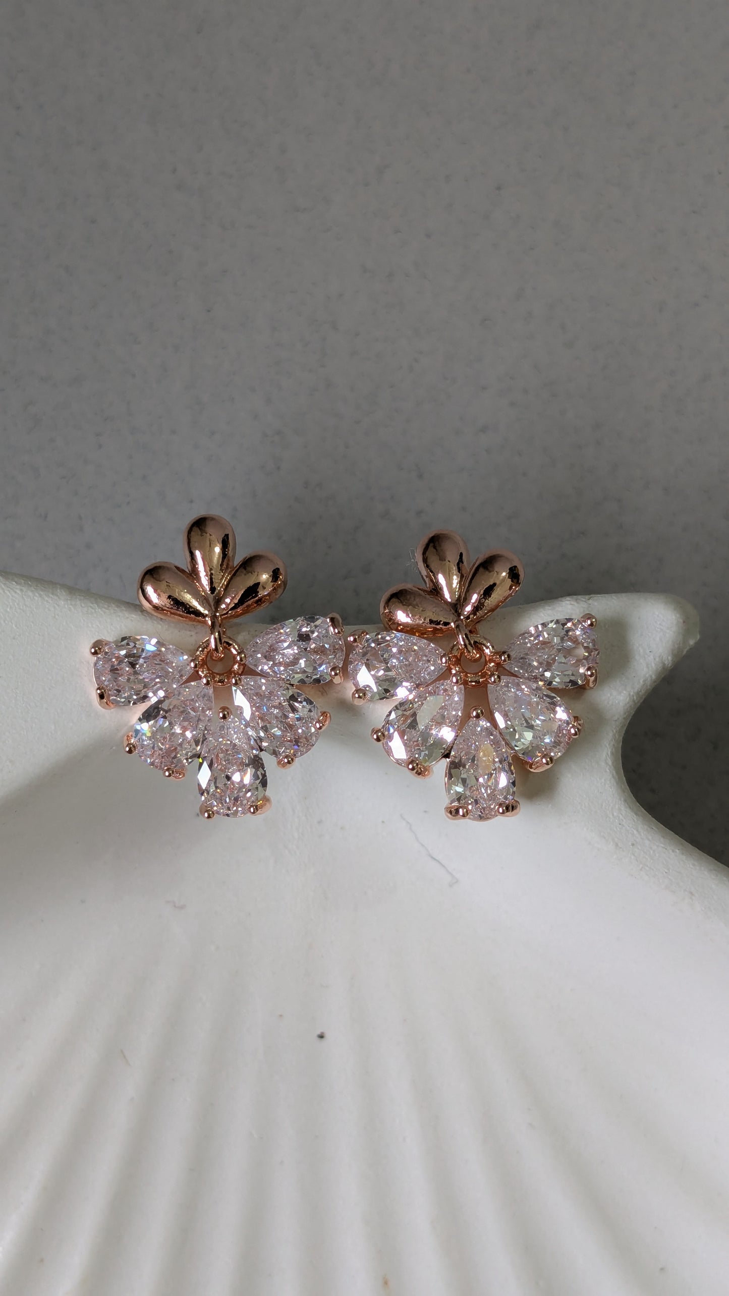 Anti tarnish unique rose gold earing