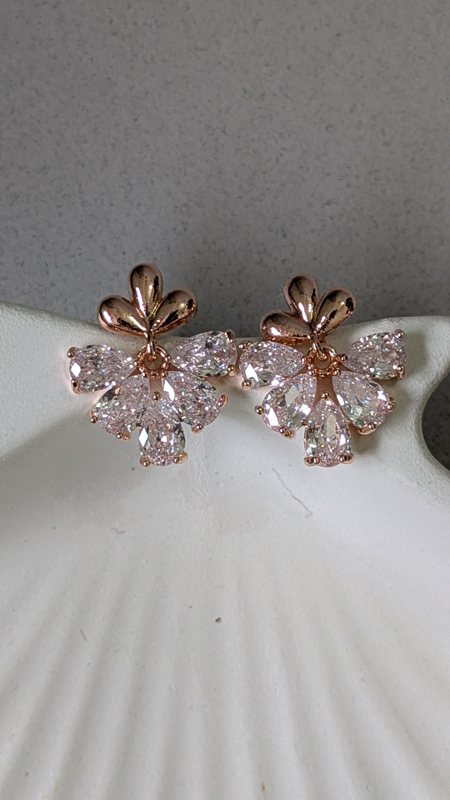 Anti tarnish unique rose gold earing