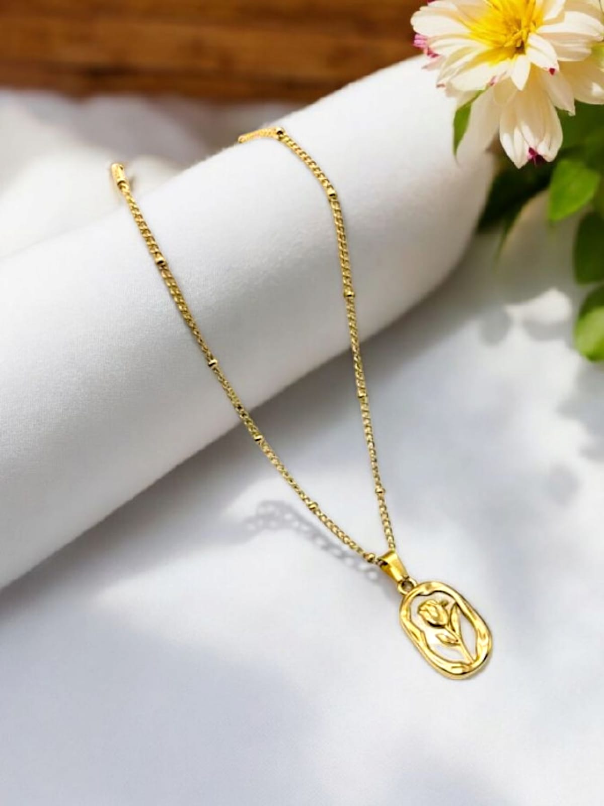 Anti tarnish rose pendant chain necklace